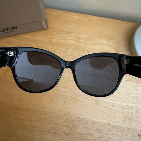 Burberry Red and White Patterned Sunglasses - Picture 5 of 11